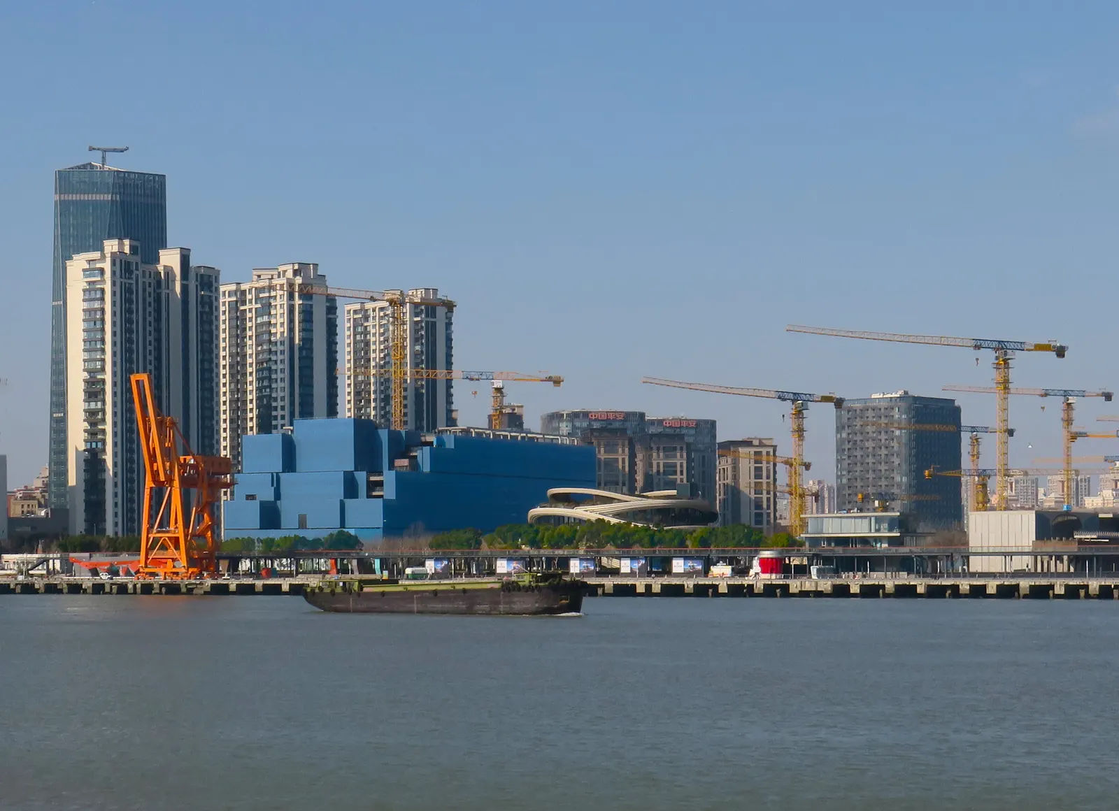 Paul Clemence снял West Bund Orbit Heatherwick Studio на набережной Хуанпу в Шанхае