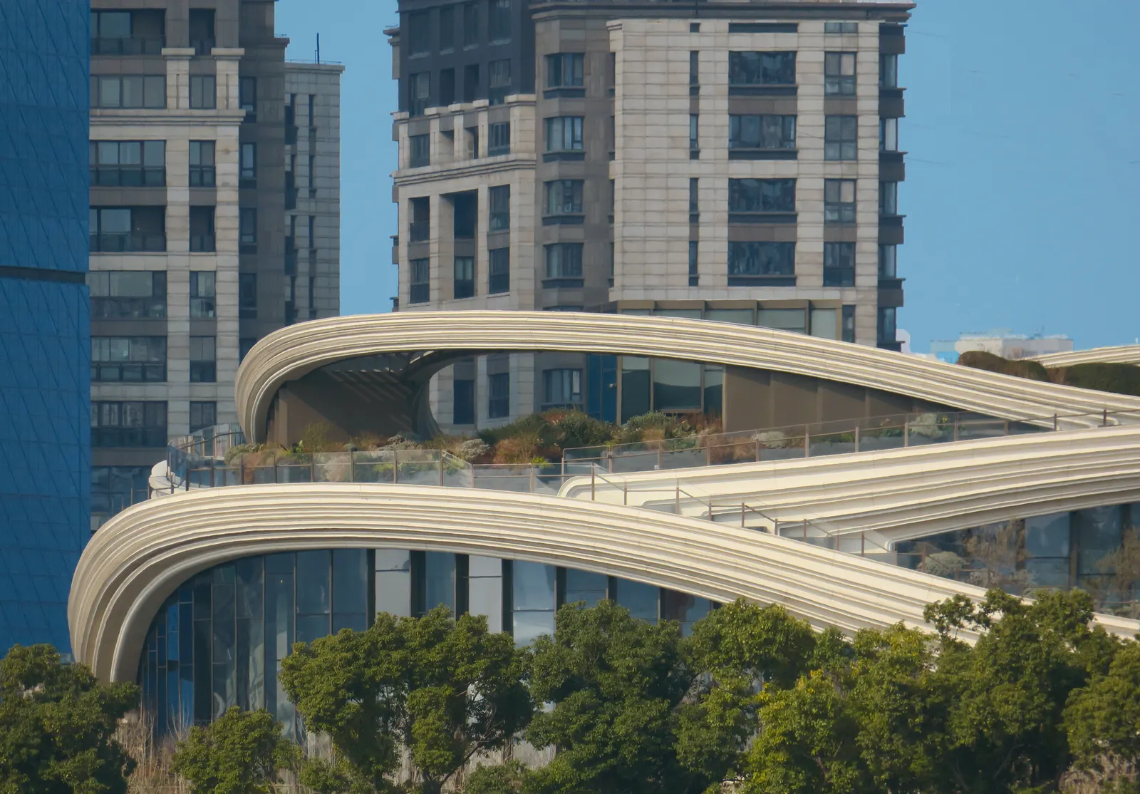 Paul Clemence снял West Bund Orbit Heatherwick Studio на набережной Хуанпу в Шанхае