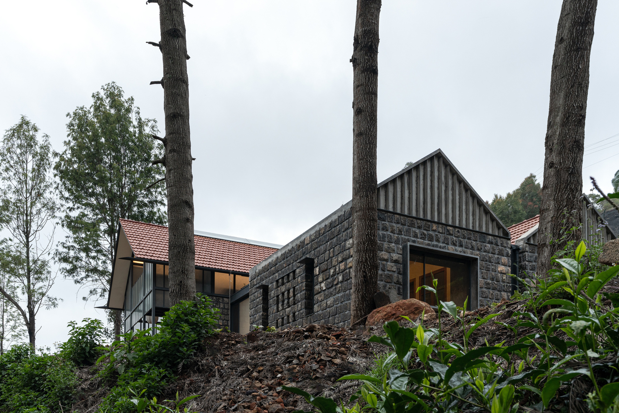Дом Shilaya Cottage в Коттагири: каменный дом на месте частично обрушившегося коттеджа