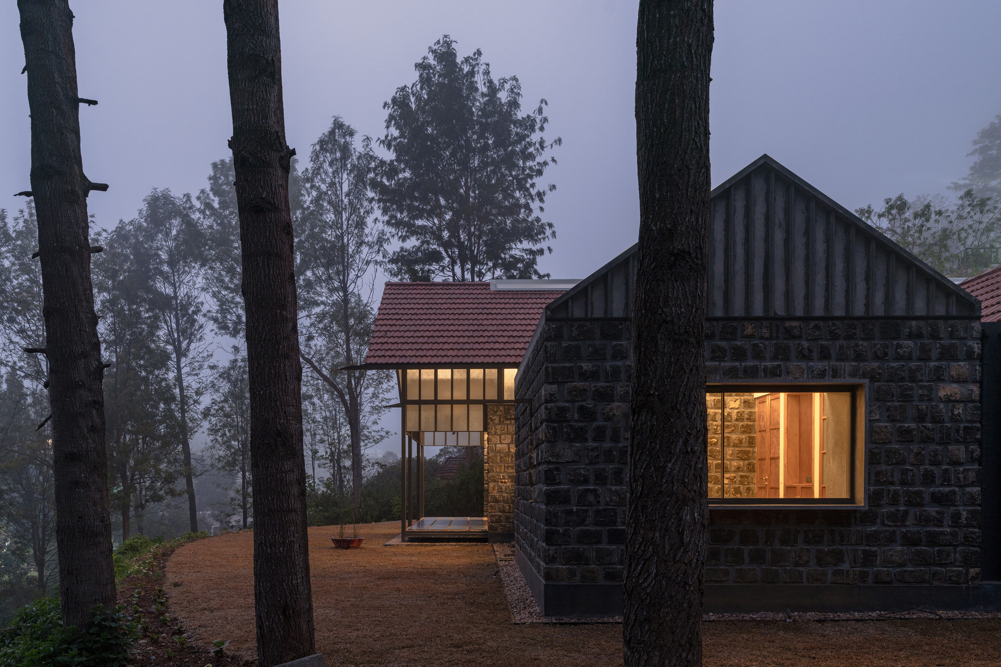 Дом Shilaya Cottage в Коттагири: каменный дом на месте частично обрушившегося коттеджа