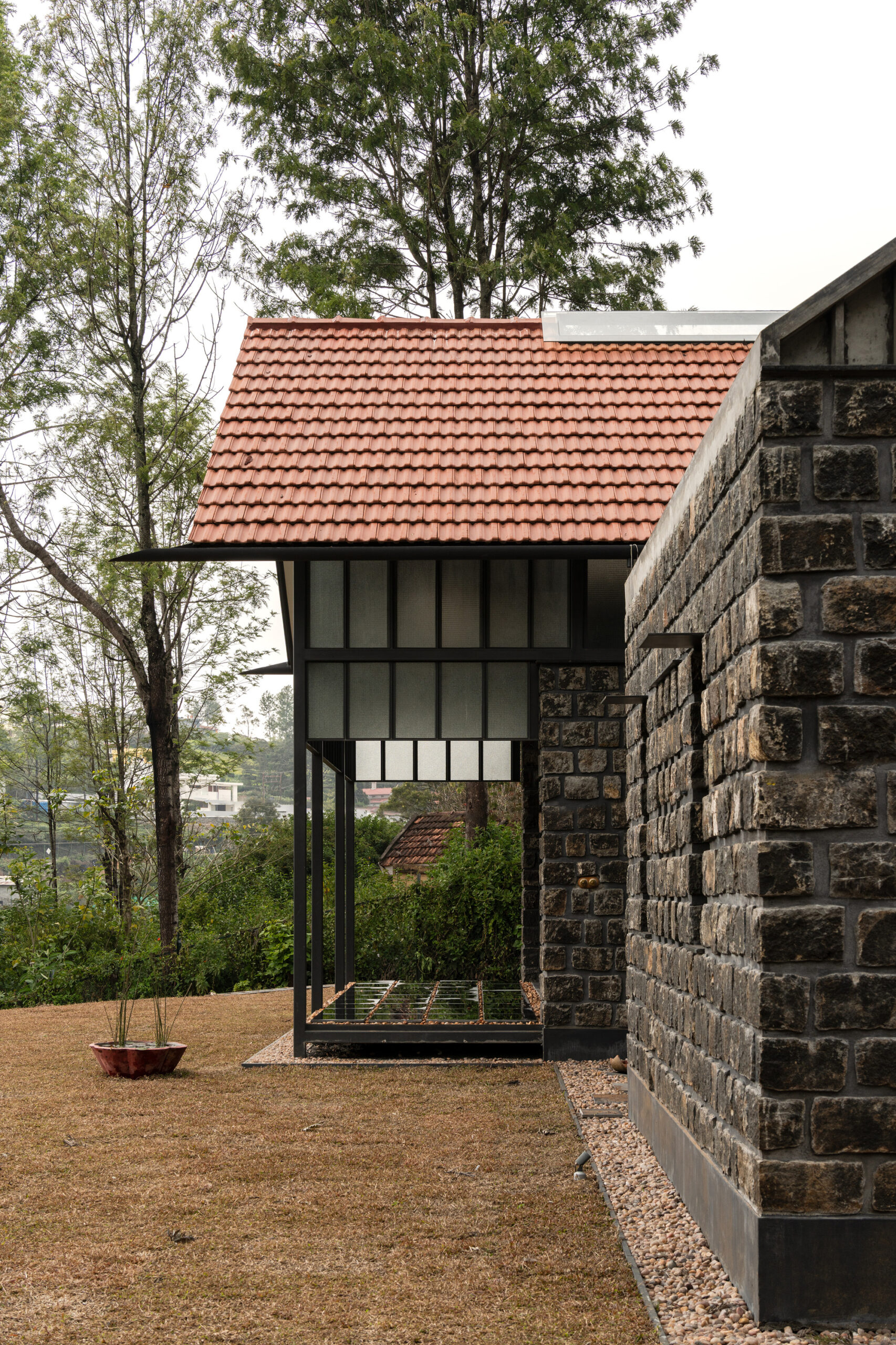 Дом Shilaya Cottage в Коттагири: каменный дом на месте частично обрушившегося коттеджа