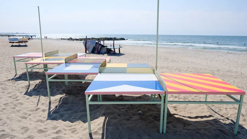 Артистические пинг-понг-столы на Rockaway Beach превращают игру в коллективный эксперимент