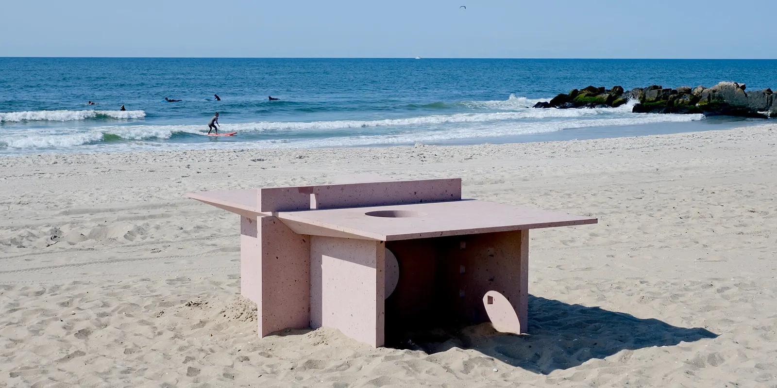 Артистические пинг-понг-столы на Rockaway Beach превращают игру в коллективный эксперимент