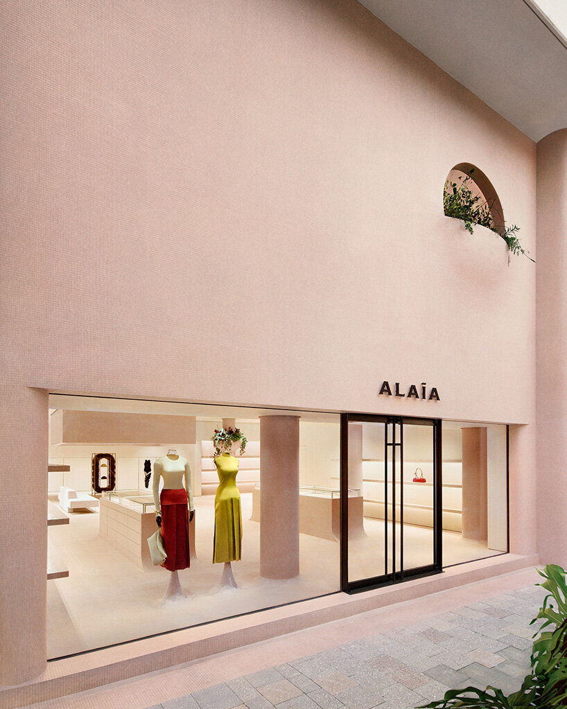 Первый бутик Alaïa в Майами отделали розовой мозаикой от фасада до интерьера