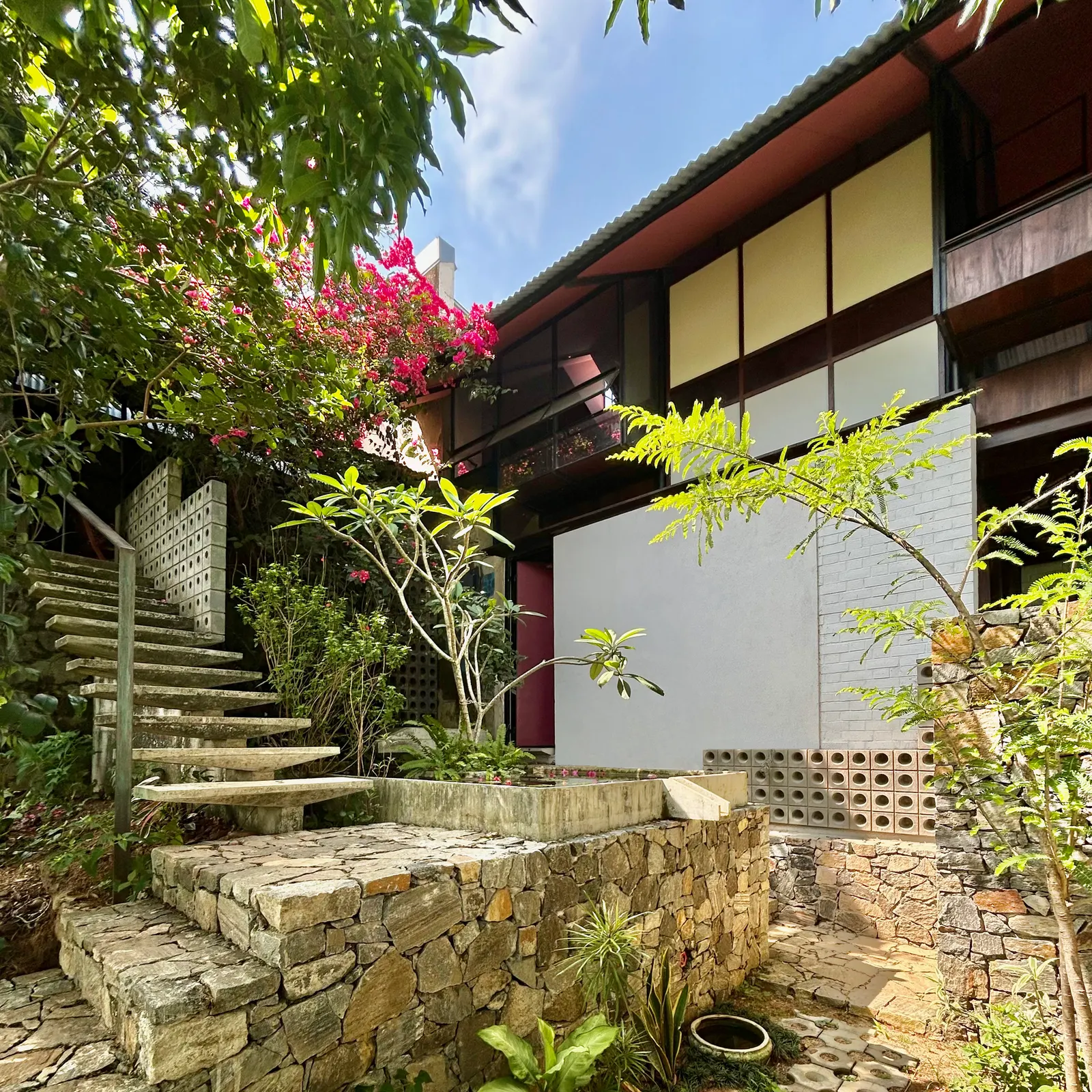 Primrose House / Robust Architecture Workshop: реконструкция дома в Канди с акцентом на свет и повторное использование