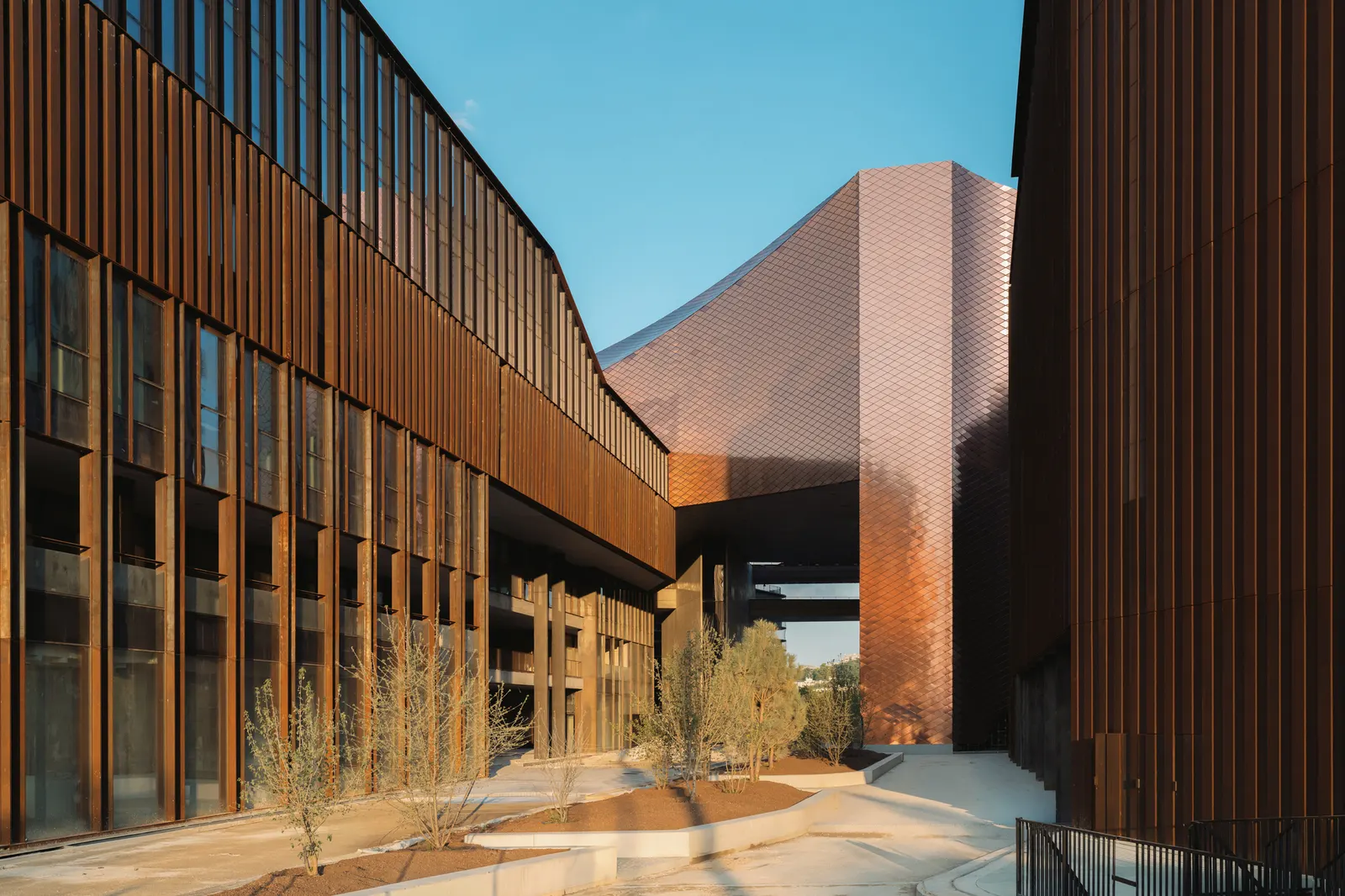 RCR Arquitectes спроектировали новую культурную институцию Large на острове Сеген