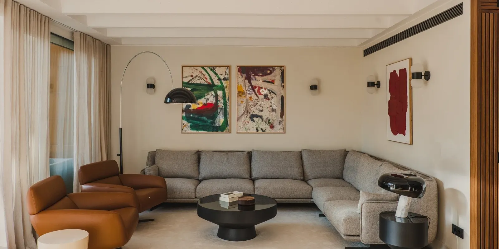 Красный микроцемент и оникс в дуксе LOBB Studio в Барселоне