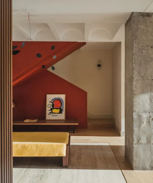 Красный микроцемент и оникс в дуксе LOBB Studio в Барселоне