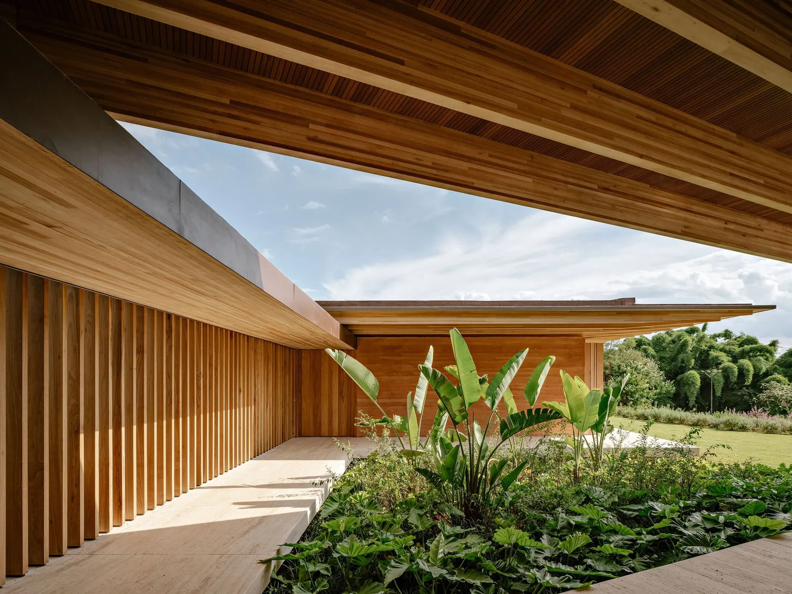 AMS House в Porto Feliz: три объёма на склоне от Jacobsen Arquitetura