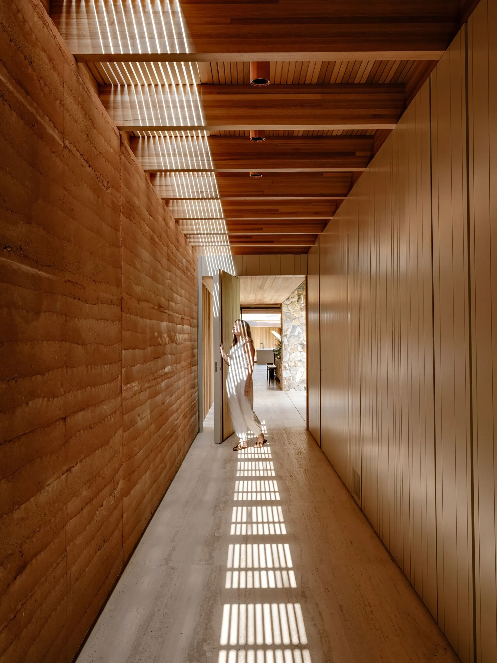 AMS House в Porto Feliz: три объёма на склоне от Jacobsen Arquitetura