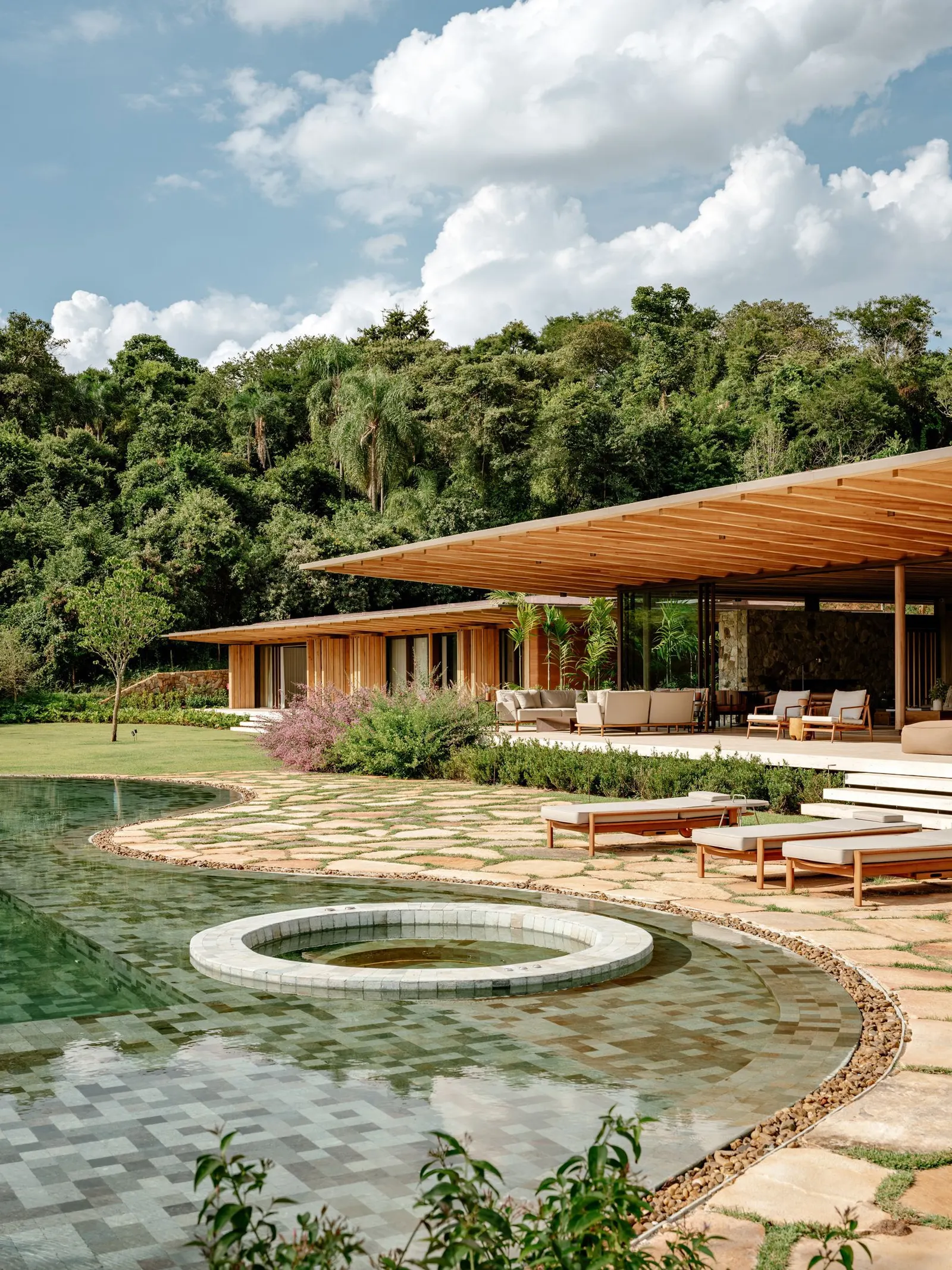 AMS House в Porto Feliz: три объёма на склоне от Jacobsen Arquitetura