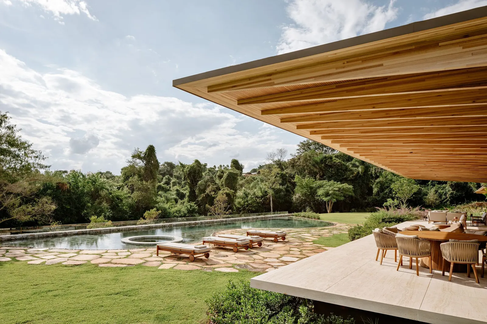 AMS House в Porto Feliz: три объёма на склоне от Jacobsen Arquitetura