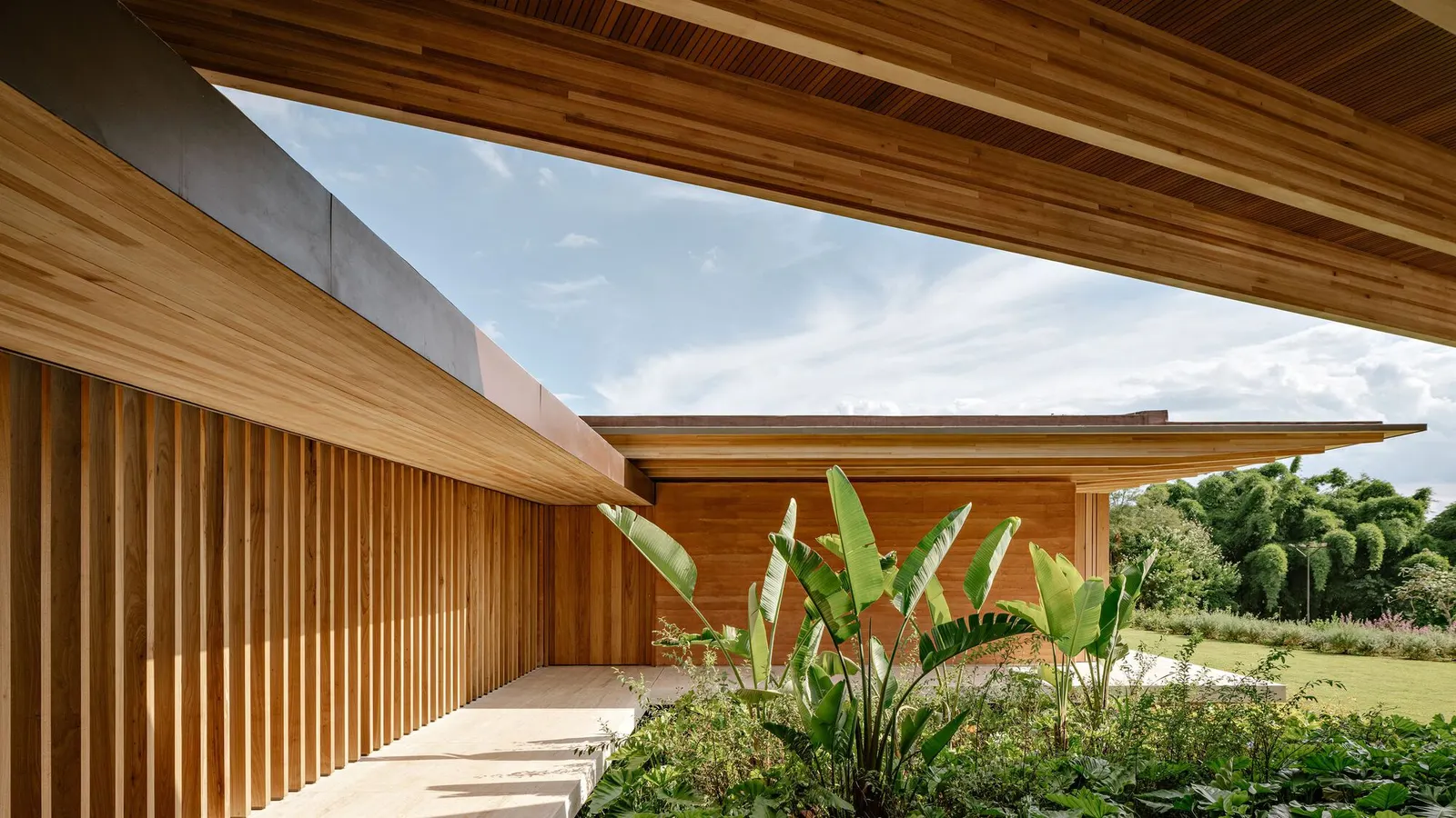 AMS House в Porto Feliz: три объёма на склоне от Jacobsen Arquitetura