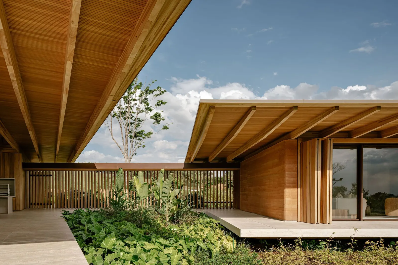 AMS House в Porto Feliz: три объёма на склоне от Jacobsen Arquitetura