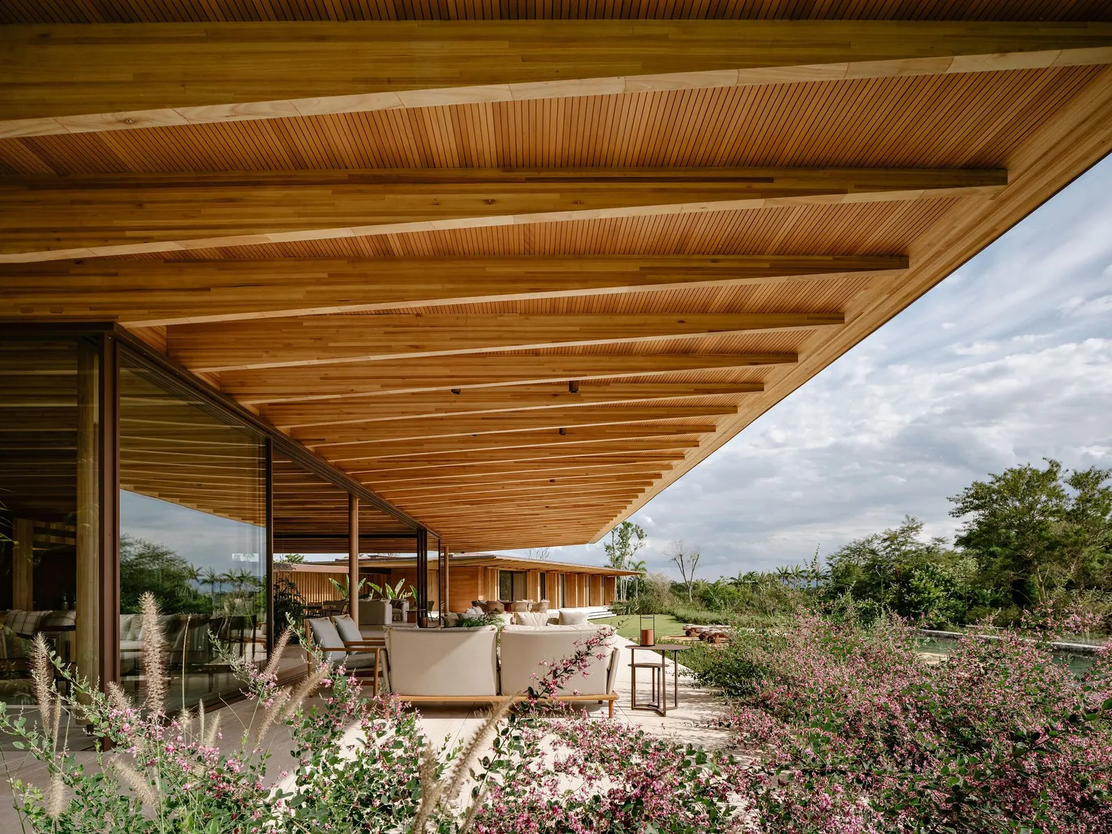 AMS House в Porto Feliz: три объёма на склоне от Jacobsen Arquitetura