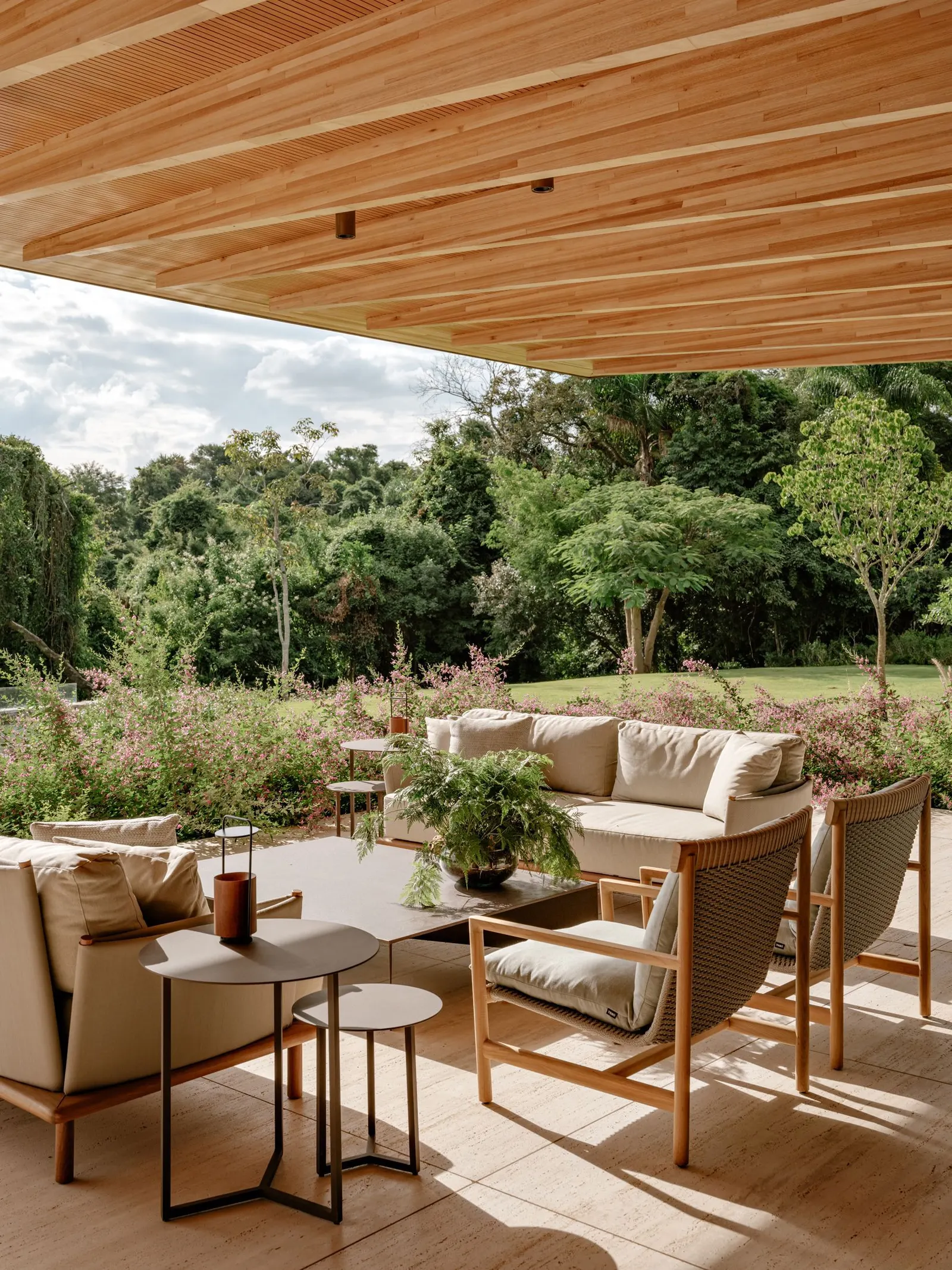 AMS House в Porto Feliz: три объёма на склоне от Jacobsen Arquitetura