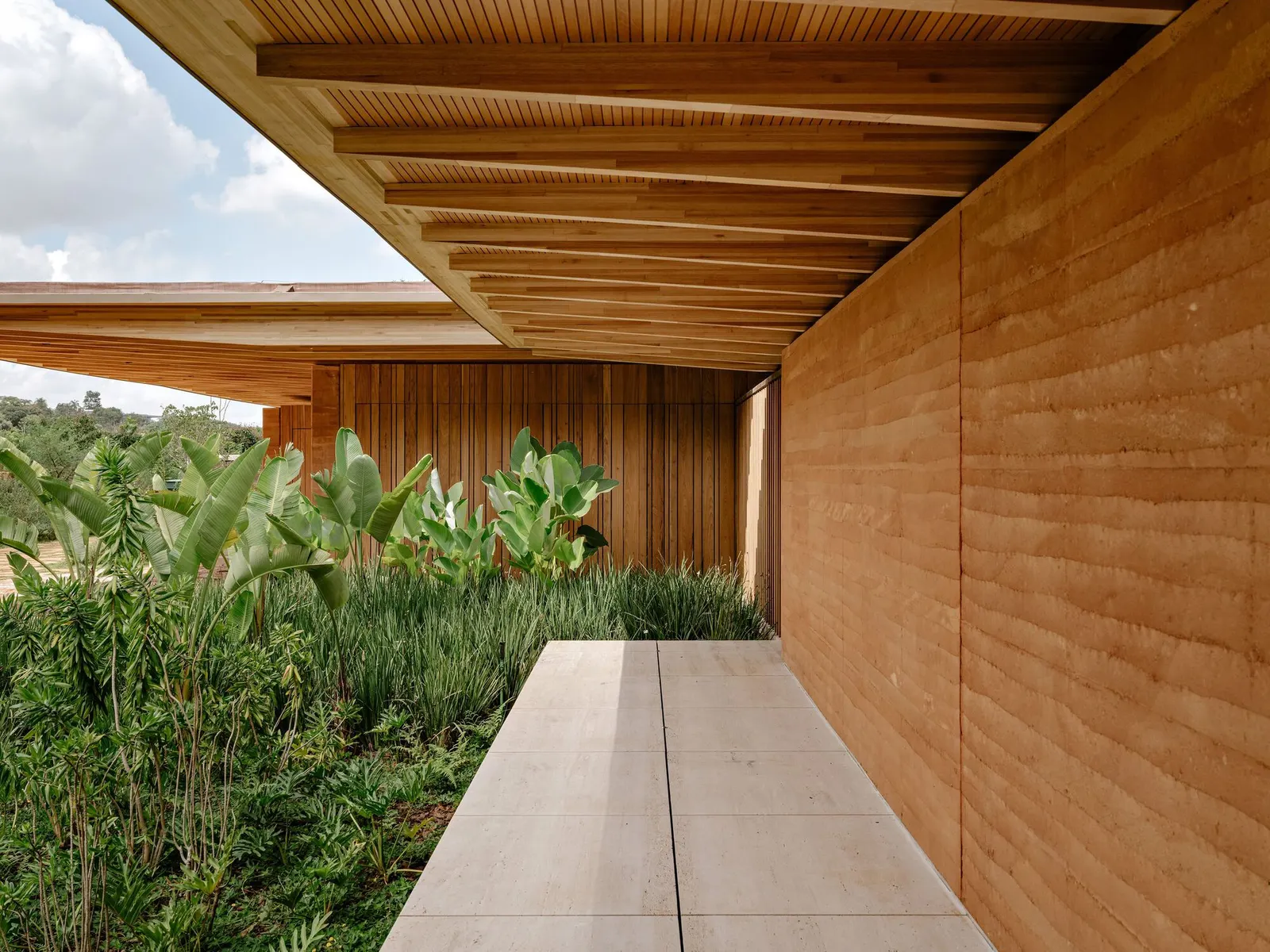 AMS House в Porto Feliz: три объёма на склоне от Jacobsen Arquitetura