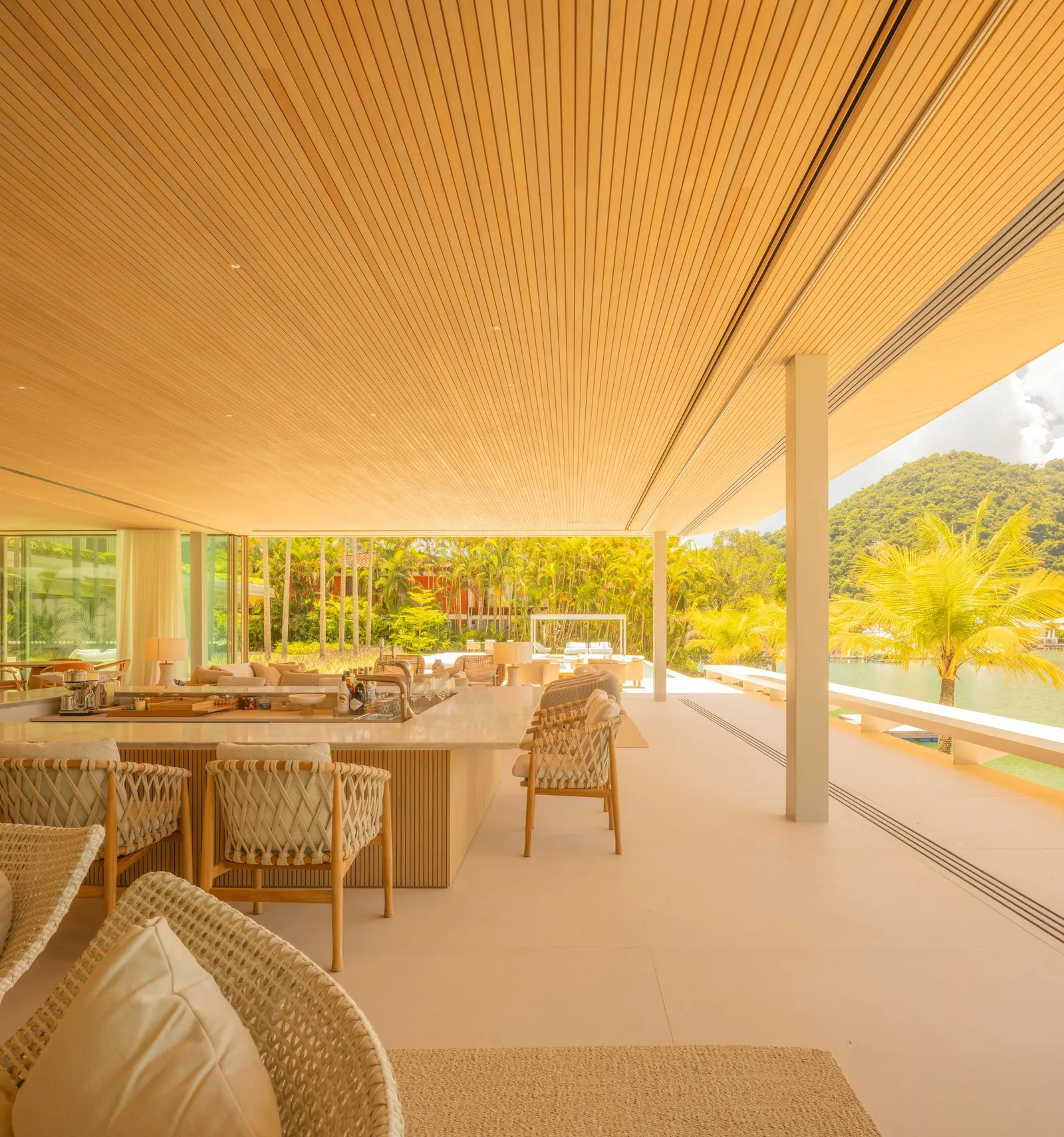 BRM Residence / Jacobsen Arquitetura: дом у канала в Парати, встроенный в природную палитру