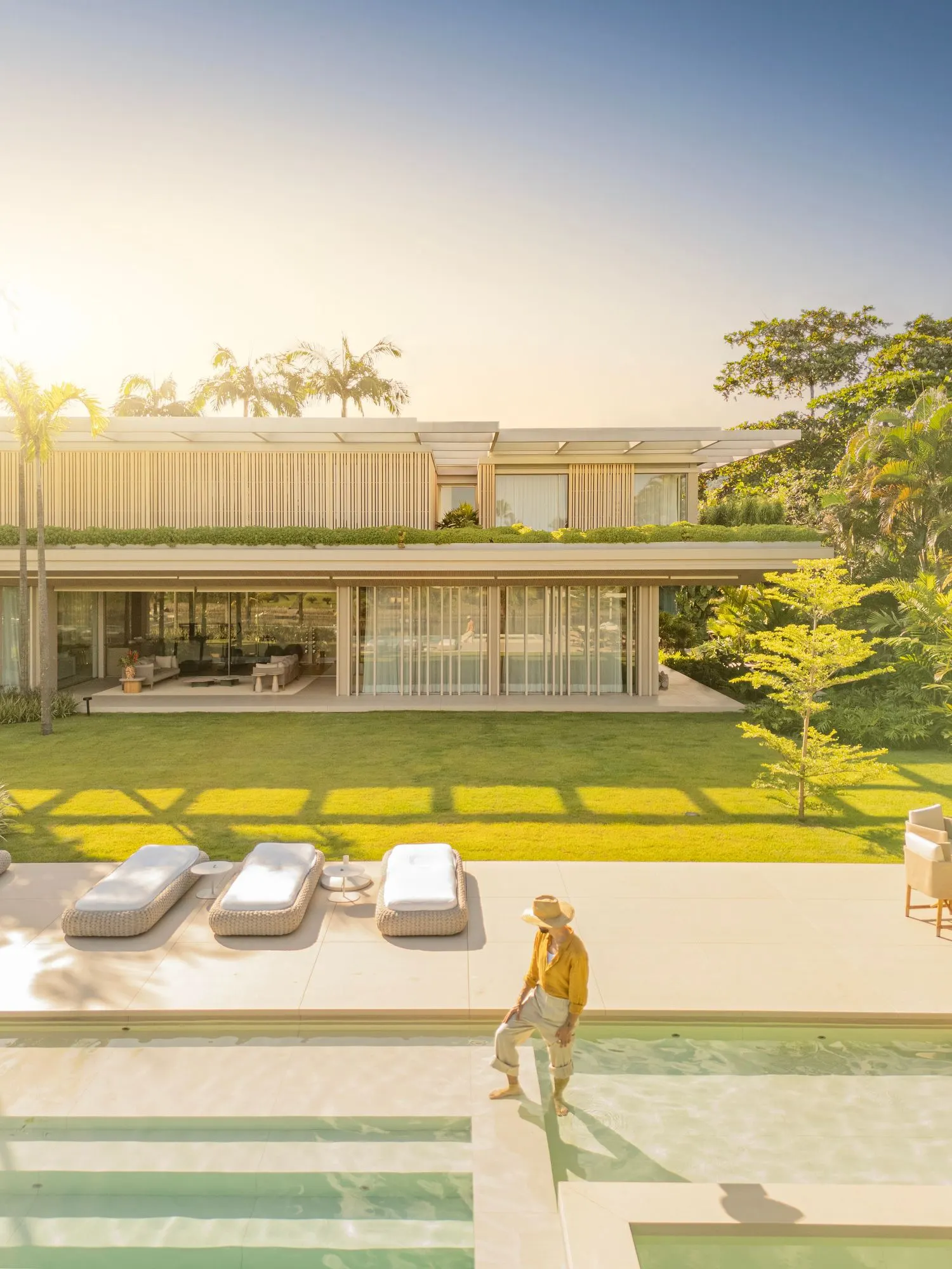 BRM Residence / Jacobsen Arquitetura: дом у канала в Парати, встроенный в природную палитру