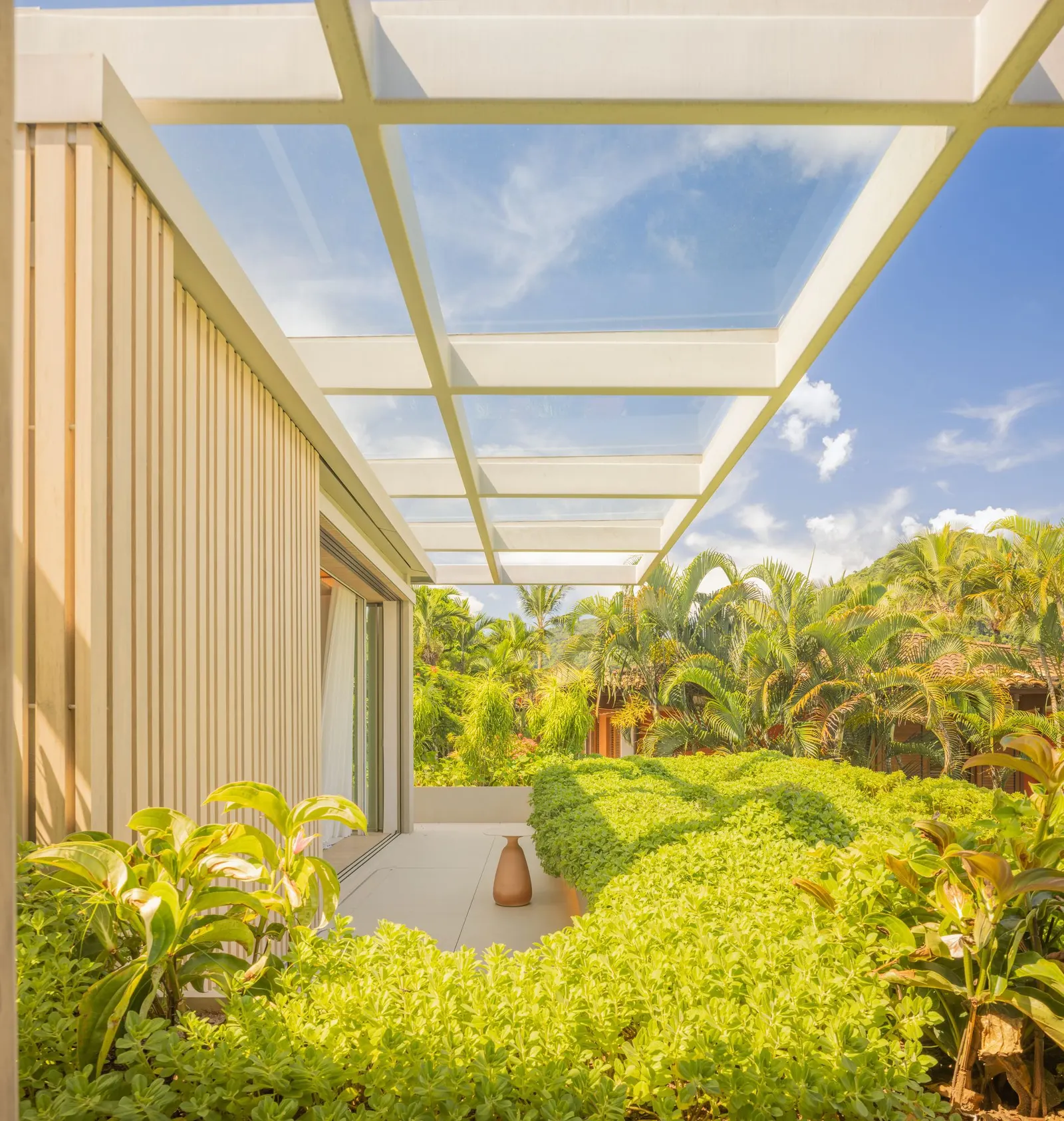 BRM Residence / Jacobsen Arquitetura: дом у канала в Парати, встроенный в природную палитру