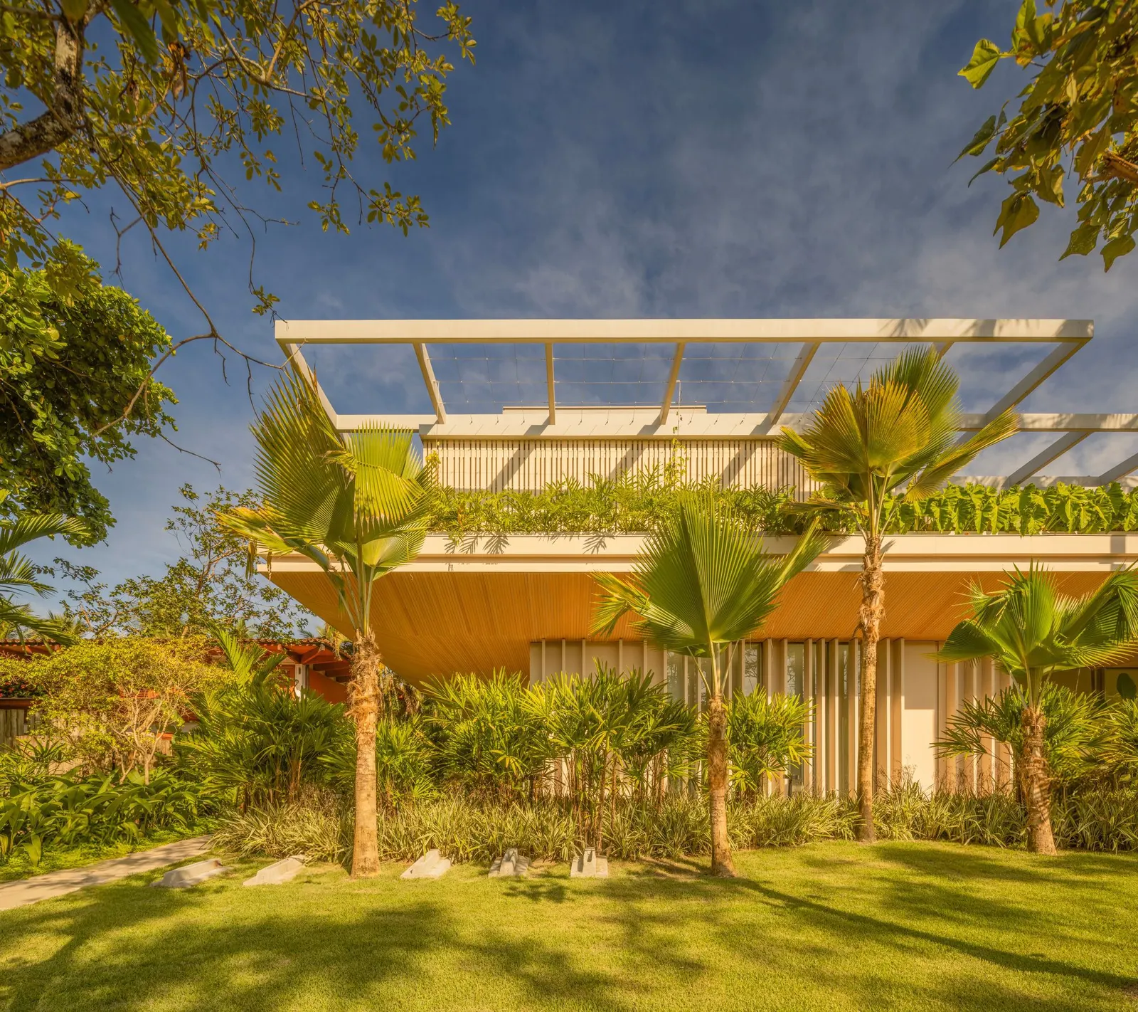 BRM Residence / Jacobsen Arquitetura: дом у канала в Парати, встроенный в природную палитру