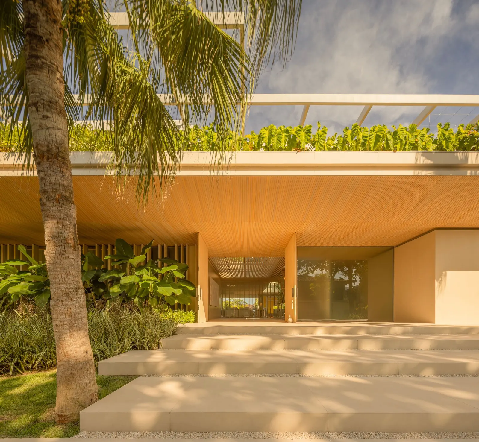 BRM Residence / Jacobsen Arquitetura: дом у канала в Парати, встроенный в природную палитру