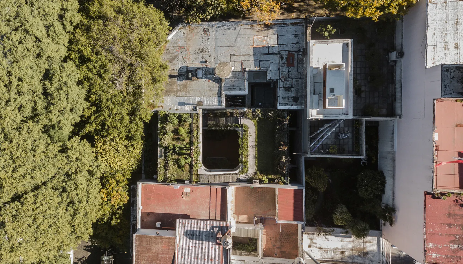 Rivera Paradise House / AtelierM — дом в исторической зоне Когльяна, где ограничения стали основой проекта