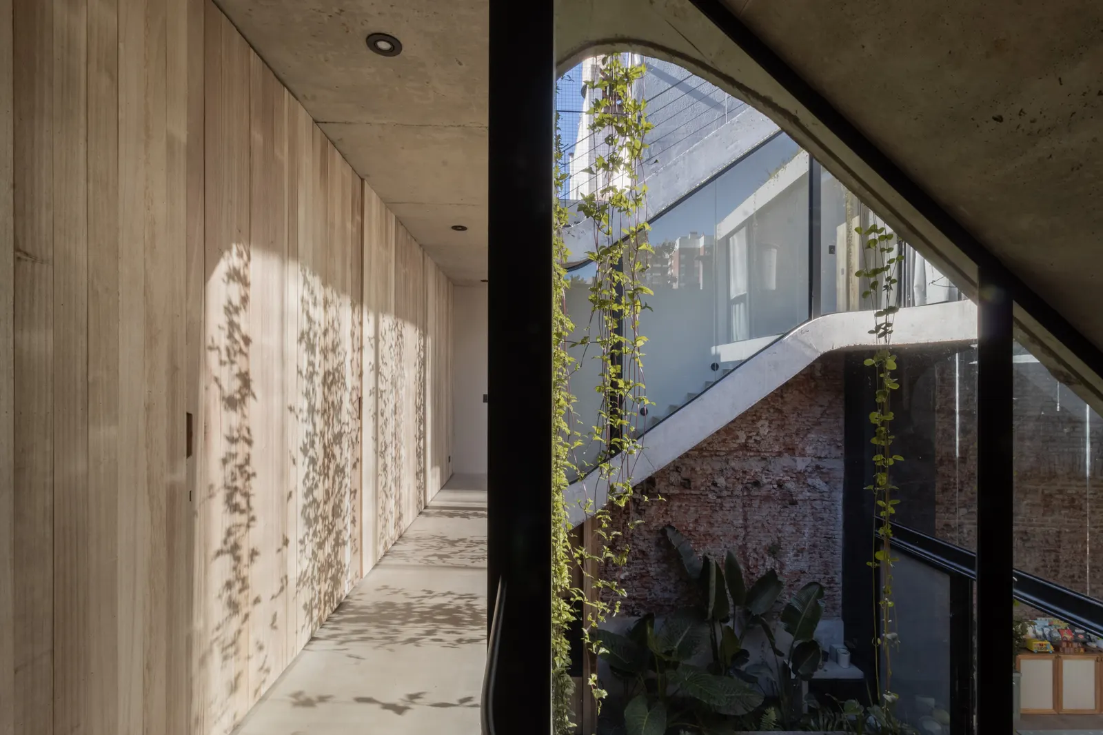 Rivera Paradise House / AtelierM — дом в исторической зоне Когльяна, где ограничения стали основой проекта