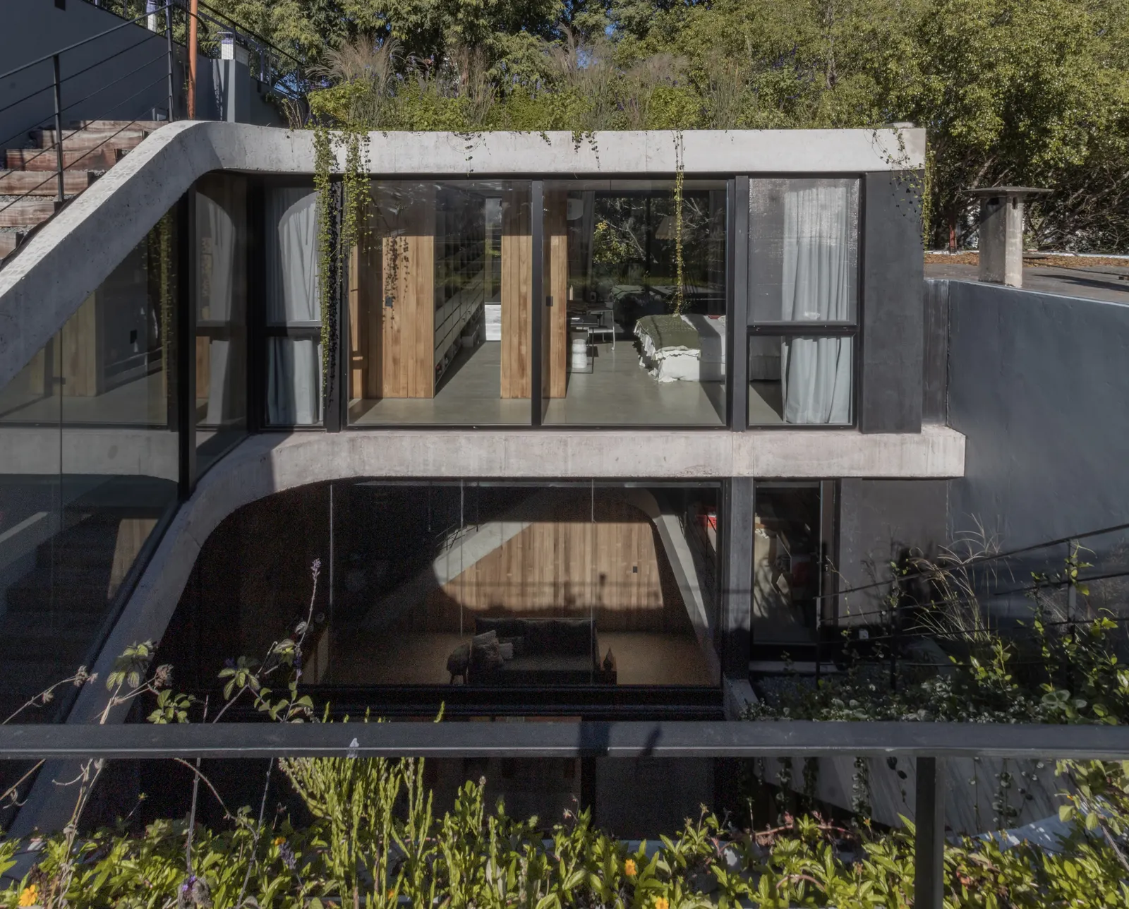 Rivera Paradise House / AtelierM — дом в исторической зоне Когльяна, где ограничения стали основой проекта