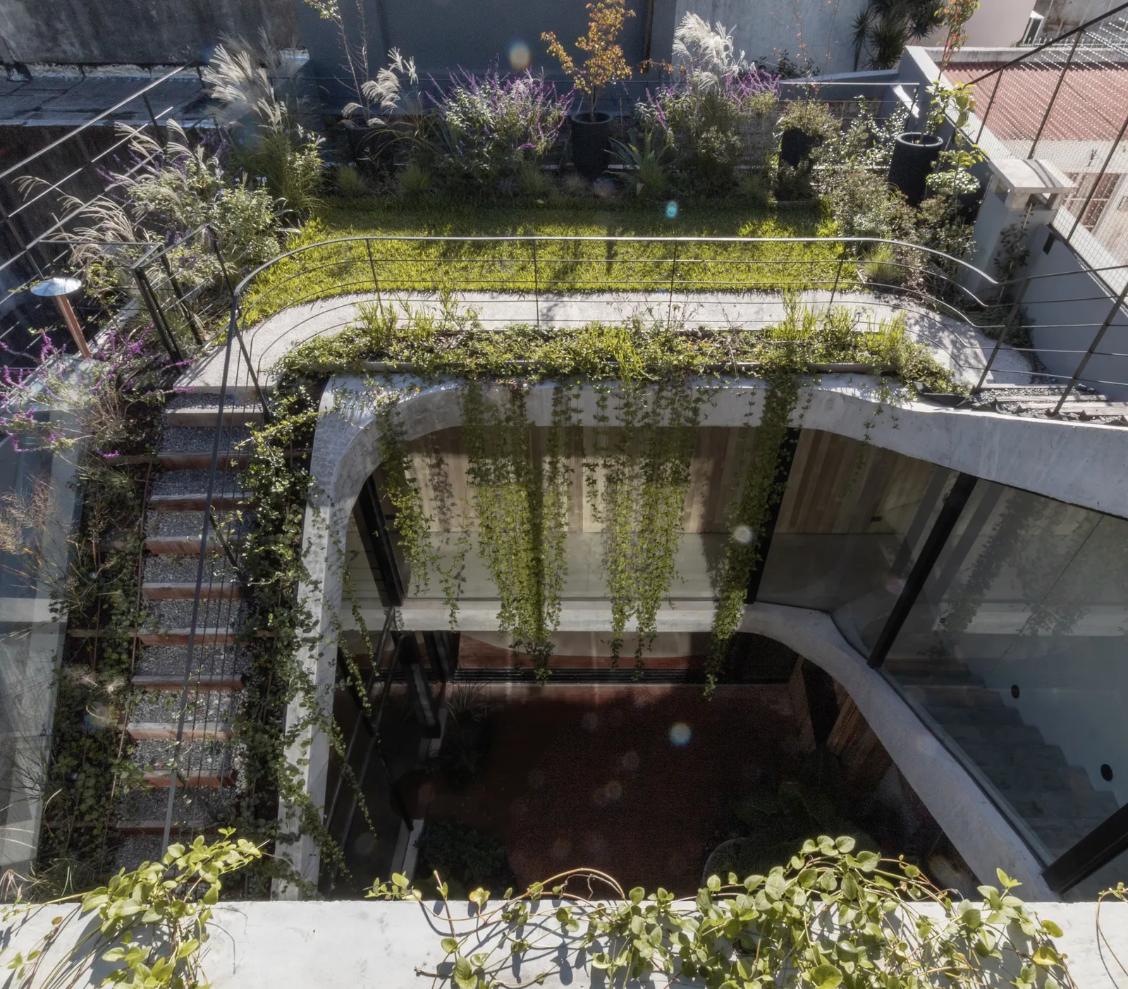 Rivera Paradise House / AtelierM — дом в исторической зоне Когльяна, где ограничения стали основой проекта