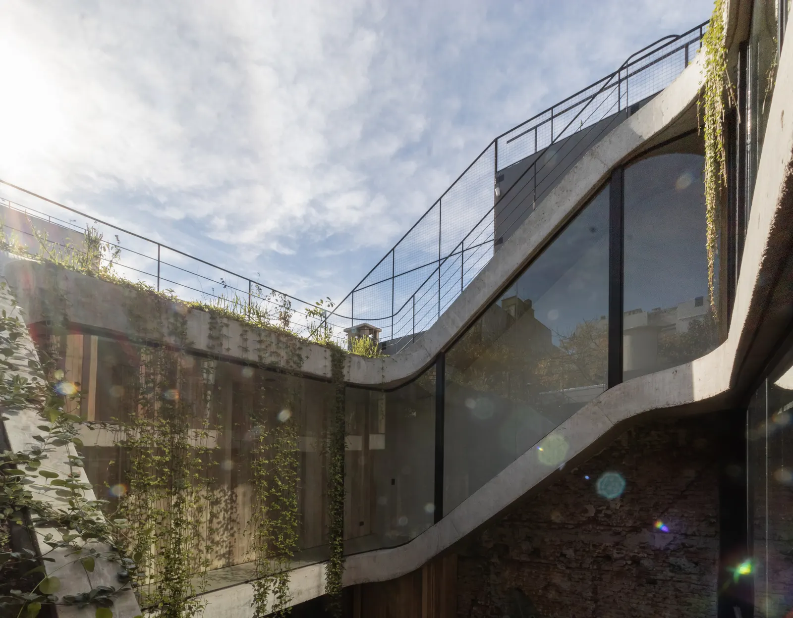 Rivera Paradise House / AtelierM — дом в исторической зоне Когльяна, где ограничения стали основой проекта