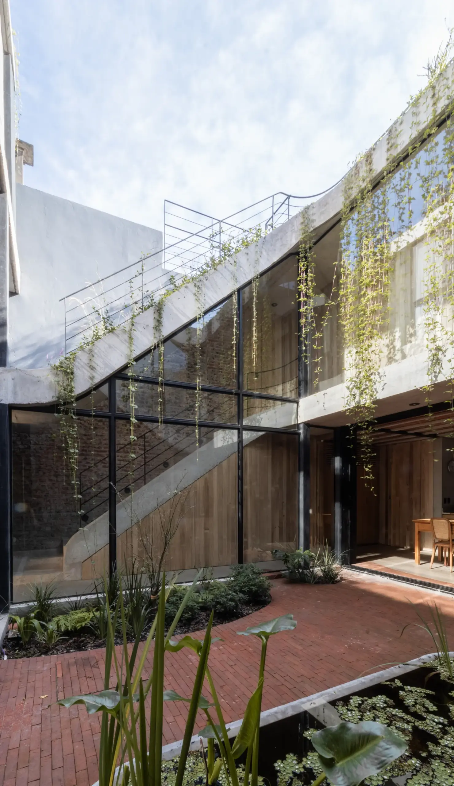 Rivera Paradise House / AtelierM — дом в исторической зоне Когльяна, где ограничения стали основой проекта