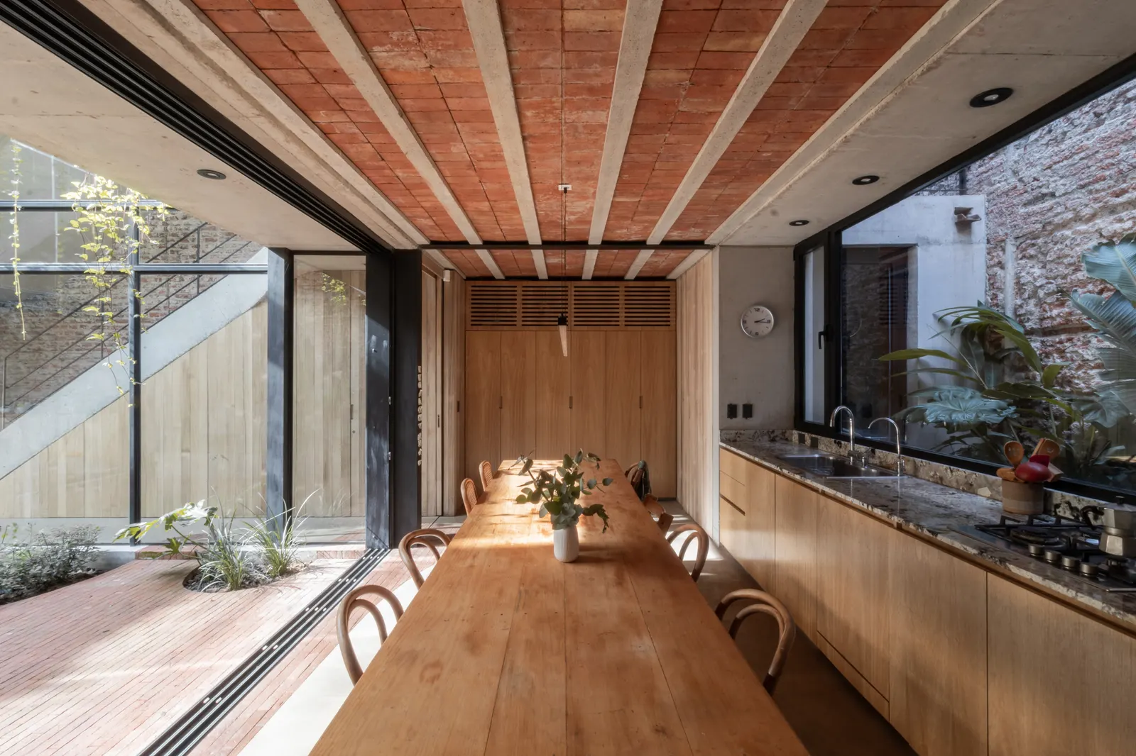 Rivera Paradise House / AtelierM — дом в исторической зоне Когльяна, где ограничения стали основой проекта