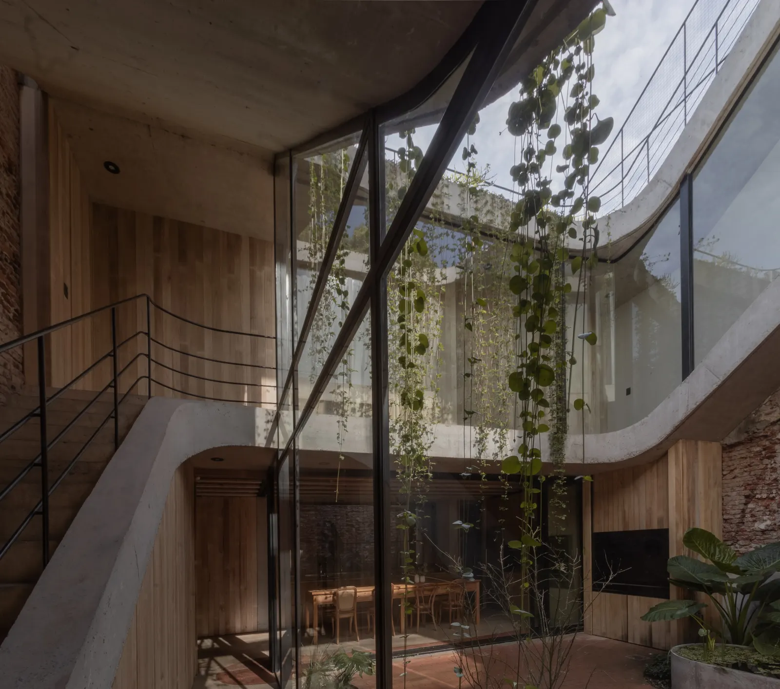 Rivera Paradise House / AtelierM — дом в исторической зоне Когльяна, где ограничения стали основой проекта