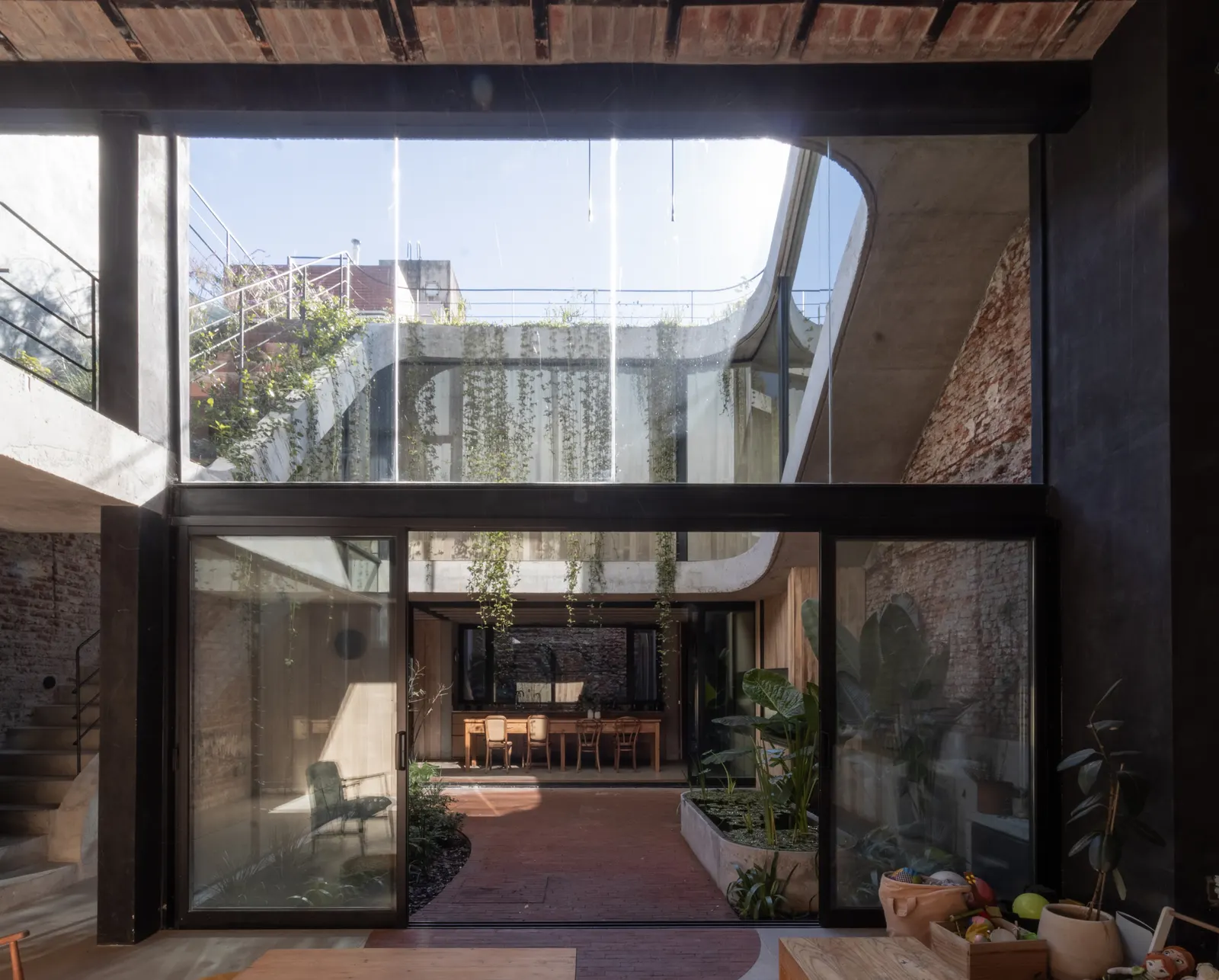 Rivera Paradise House / AtelierM — дом в исторической зоне Когльяна, где ограничения стали основой проекта