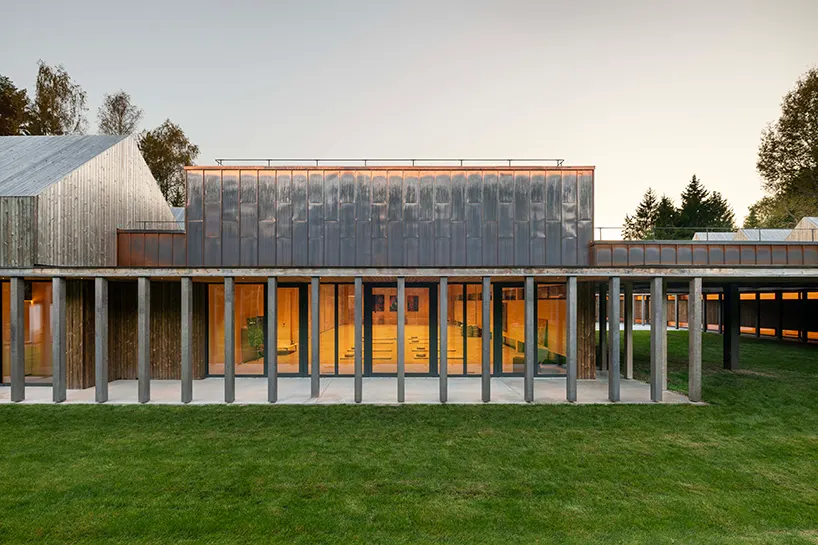 Sanctum: retreat из клеёной древесины в лесной поляне под Bezdonys