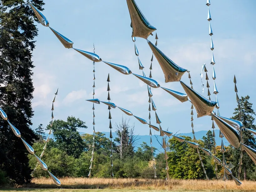 Aérosculpture: кинетическая инсталляция Steel Grass превращает ветер Амстердама в мерцающее металлическое поле