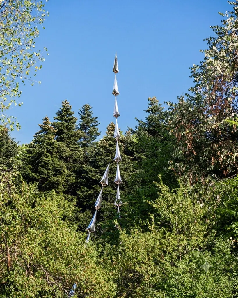 Aérosculpture: кинетическая инсталляция Steel Grass превращает ветер Амстердама в мерцающее металлическое поле