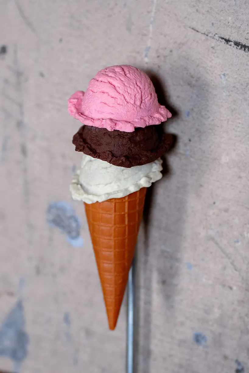 The 400-Year Ice Cream: ПВХ-скульптура Joll о времени потребления и материальном распаде