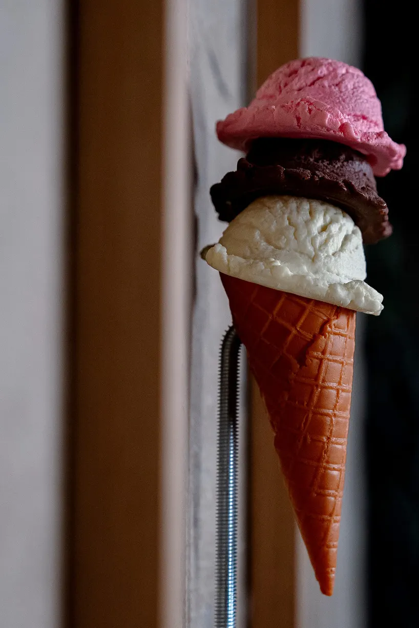The 400-Year Ice Cream: ПВХ-скульптура Joll о времени потребления и материальном распаде