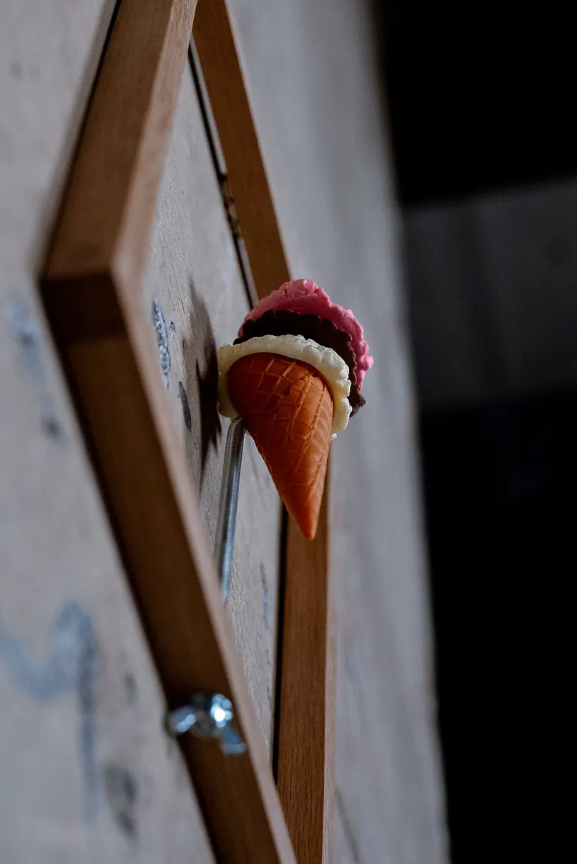 The 400-Year Ice Cream: ПВХ-скульптура Joll о времени потребления и материальном распаде