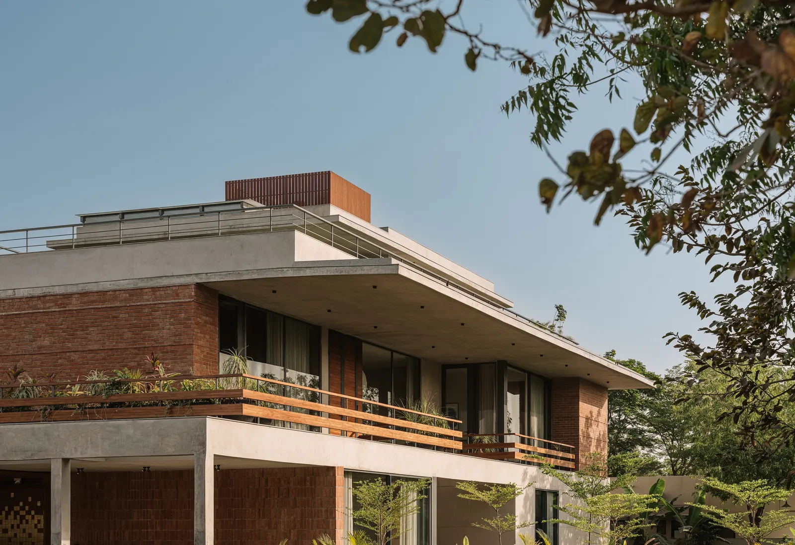 Дом Green Court в Ахмедабаде / andblack design studio