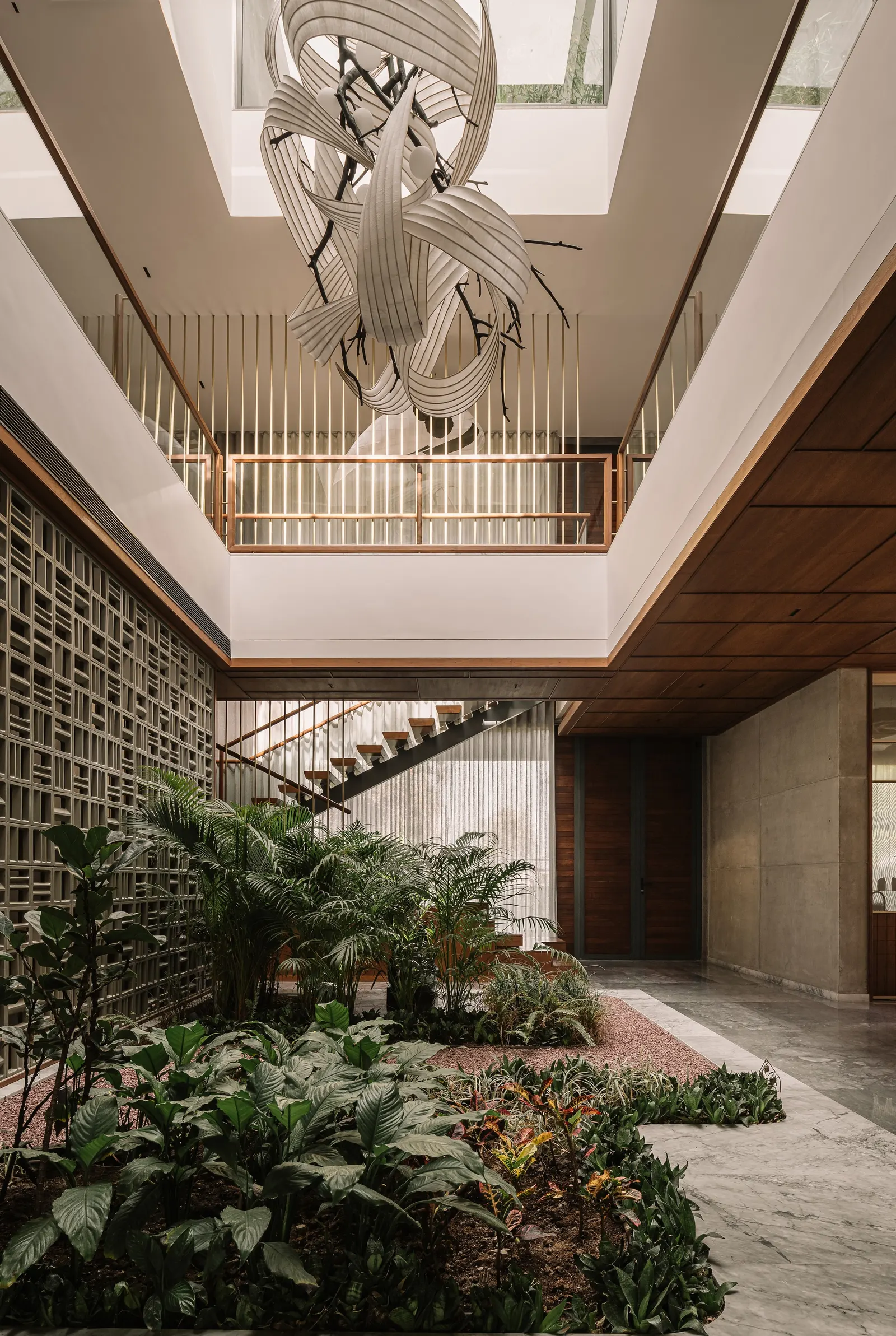 Дом Green Court в Ахмедабаде / andblack design studio