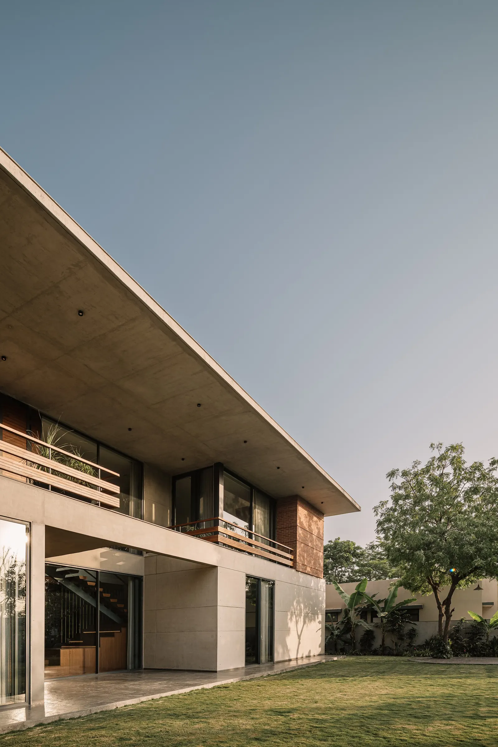 Дом Green Court в Ахмедабаде / andblack design studio