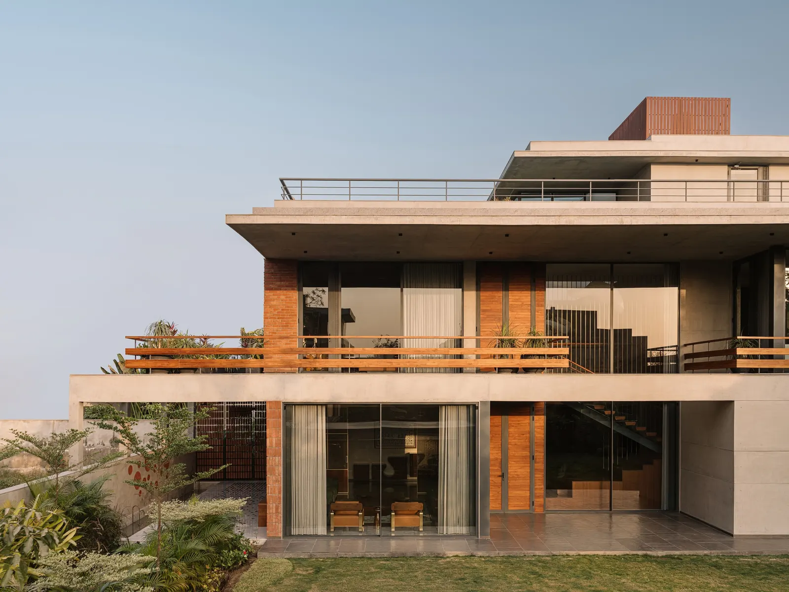 Дом Green Court в Ахмедабаде / andblack design studio