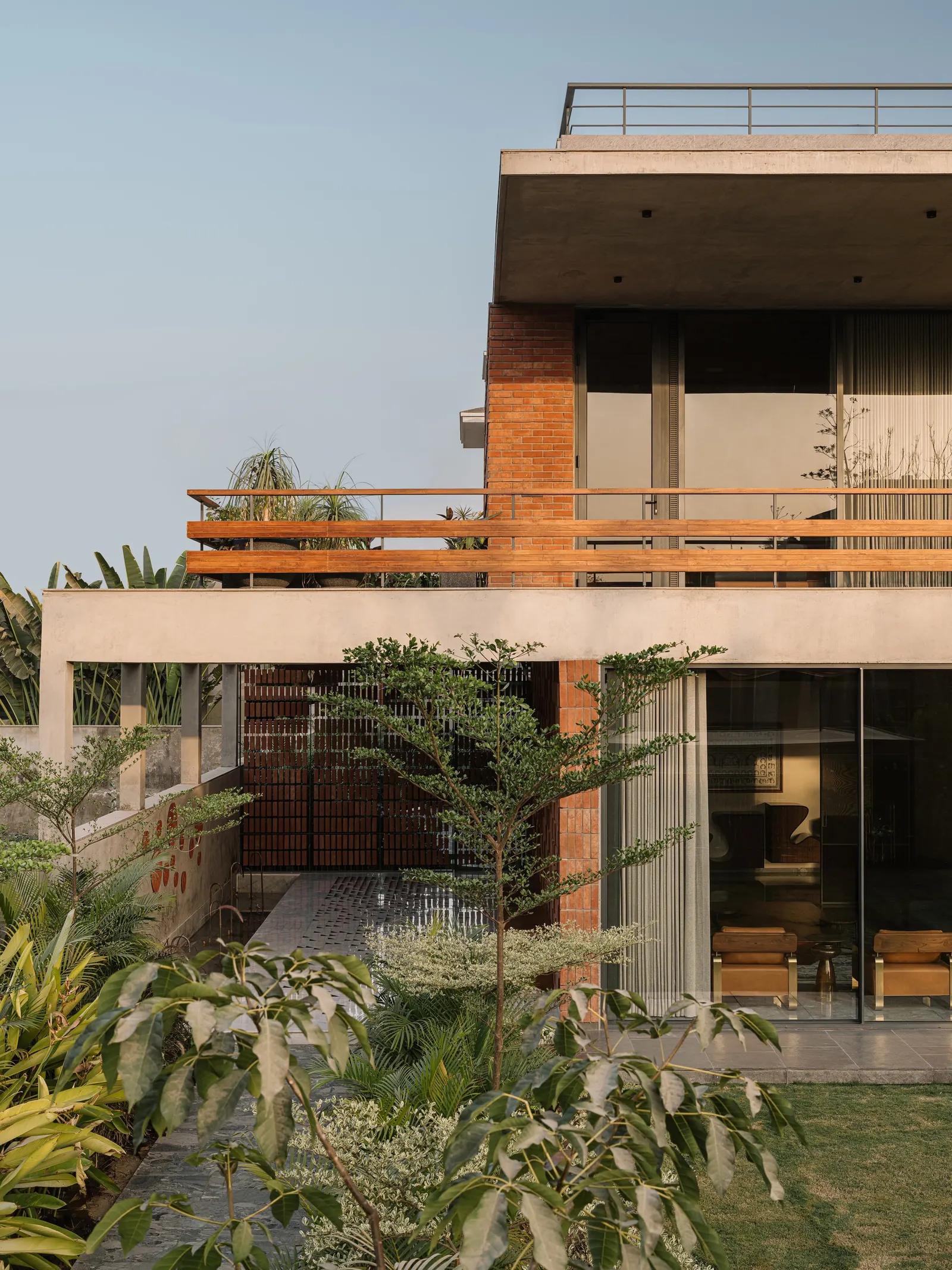 Дом Green Court в Ахмедабаде / andblack design studio