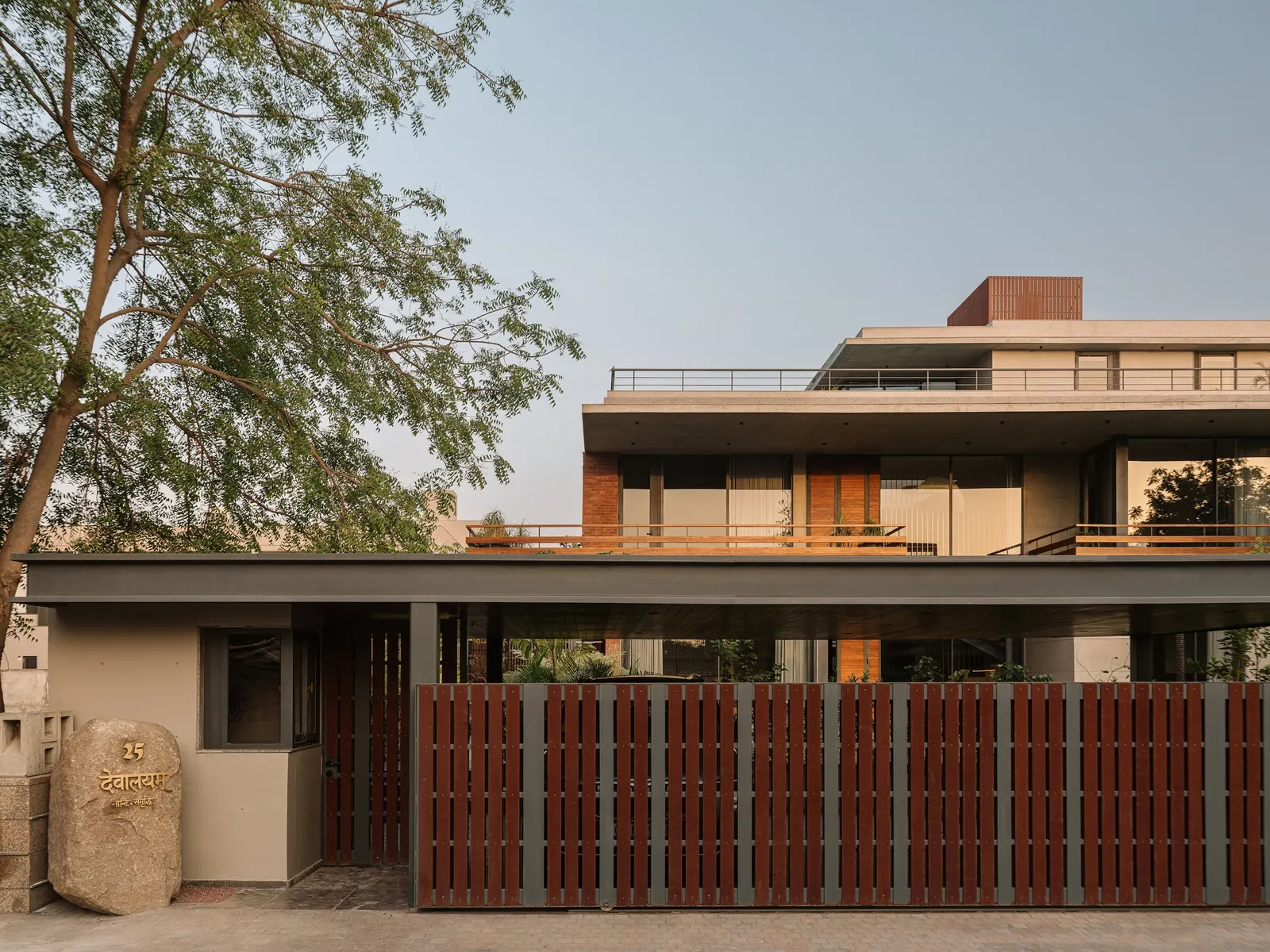 Дом Green Court в Ахмедабаде / andblack design studio