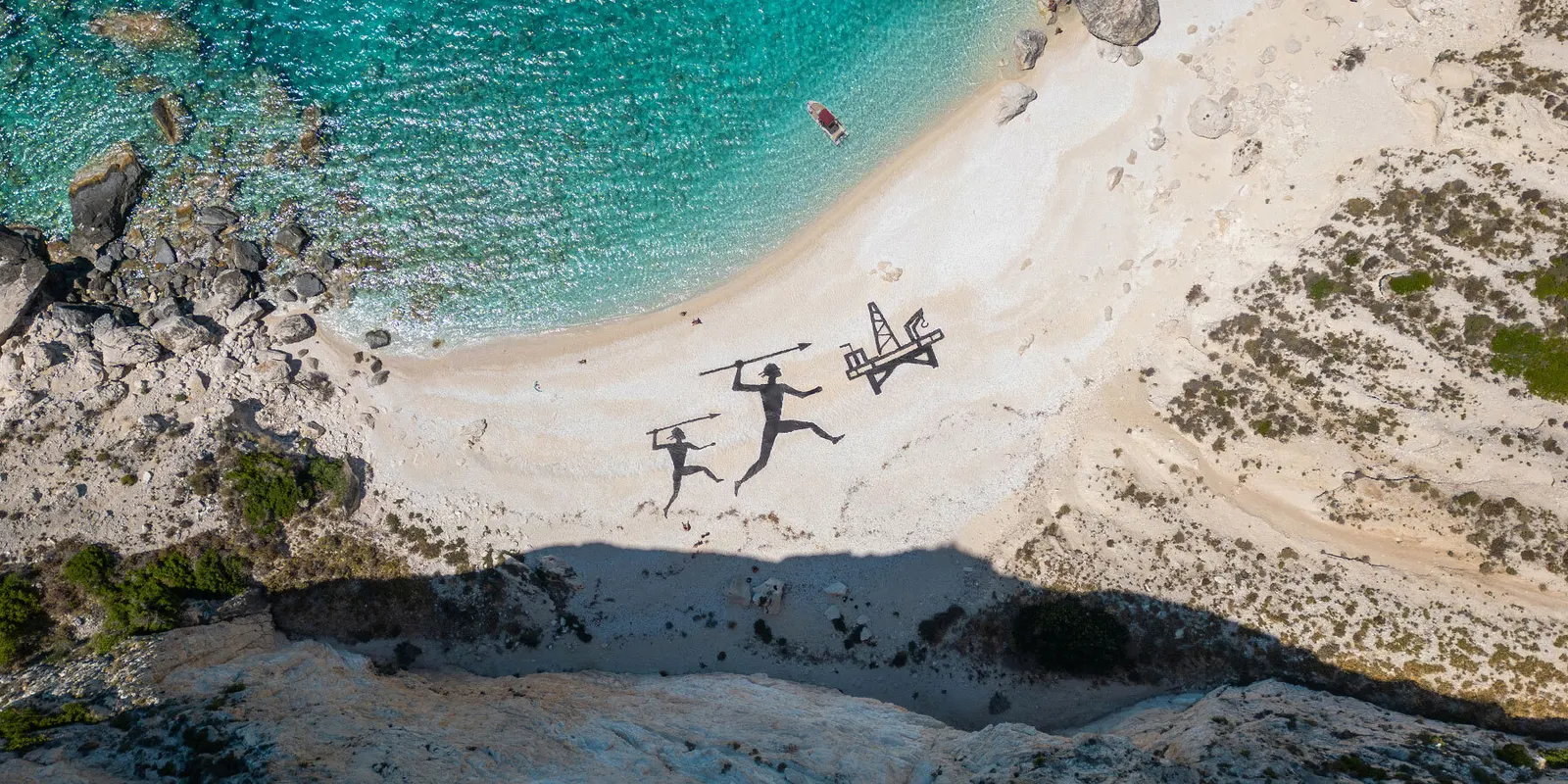 The Krank превратил пляж на Отони в land art-полотно о древней охоте и современной добыче