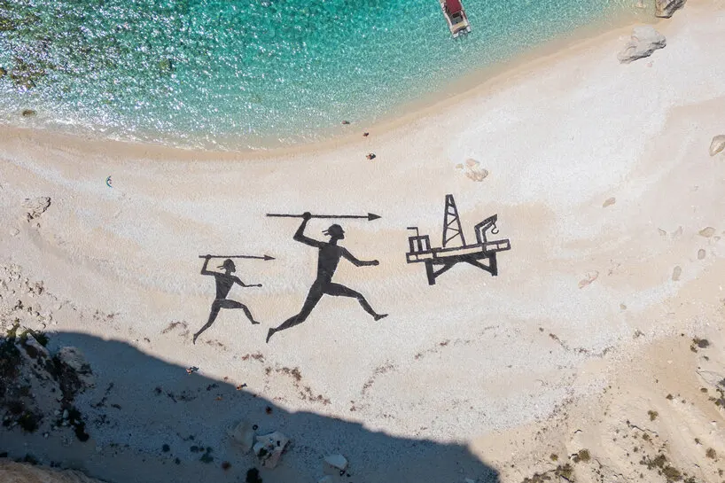 The Krank превратил пляж на Отони в land art-полотно о древней охоте и современной добыче