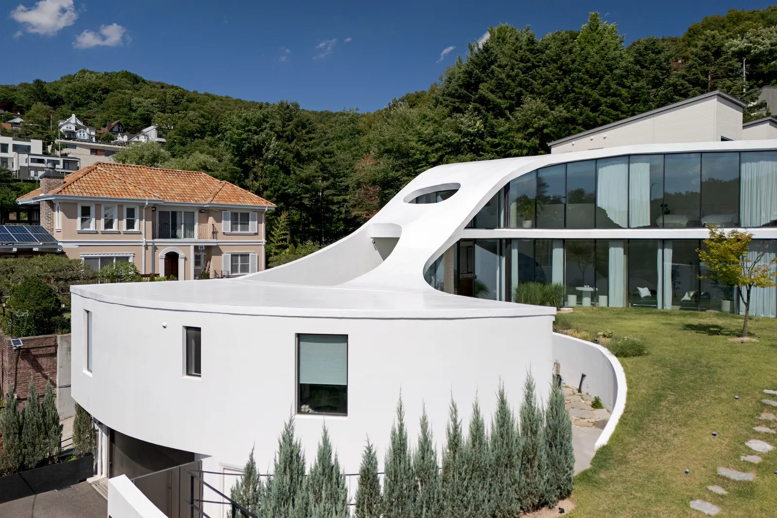 The Orb House / Chiasmus Partners
